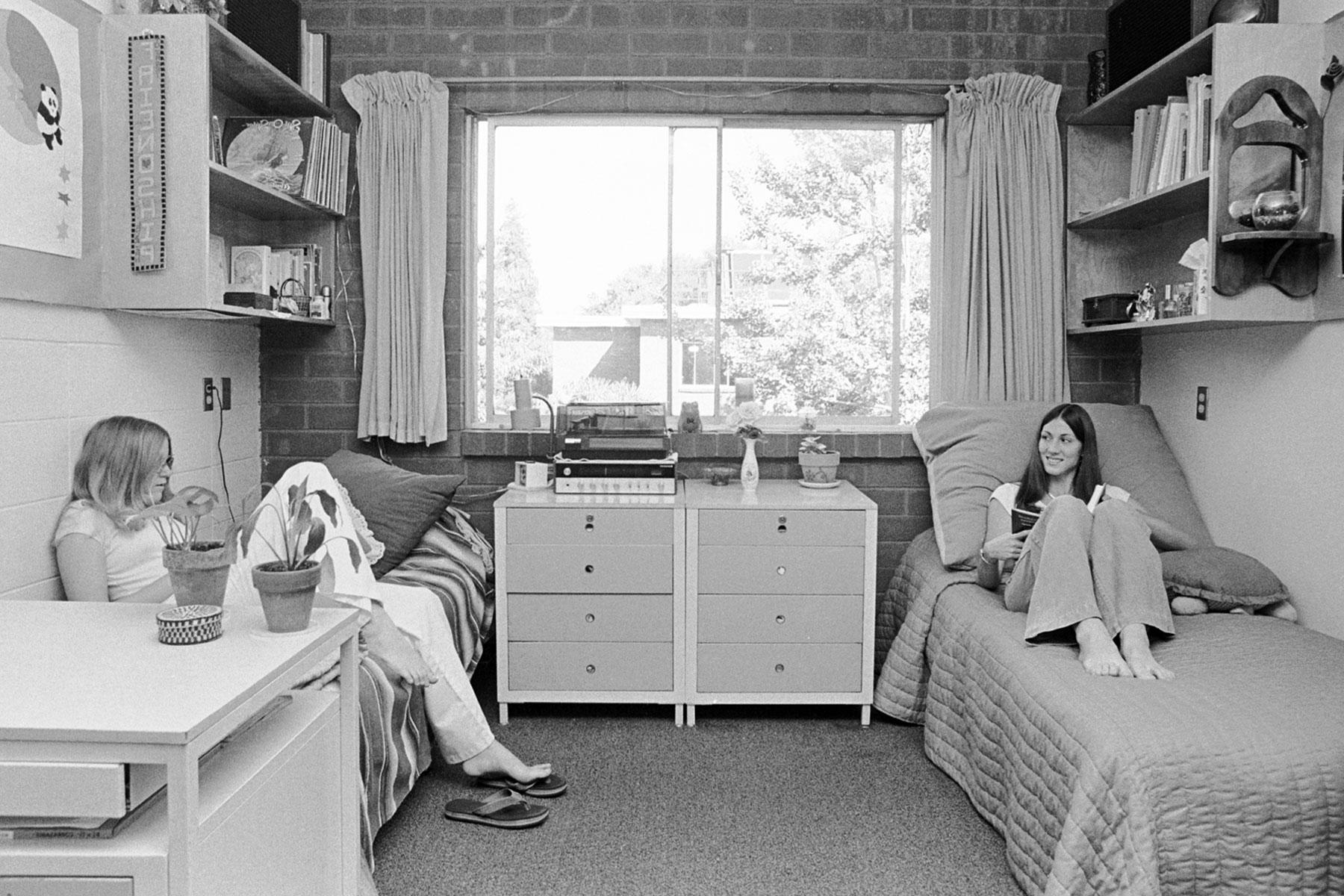 菠菜网lol正规平台 students at Washburn Hall in the 1970s.