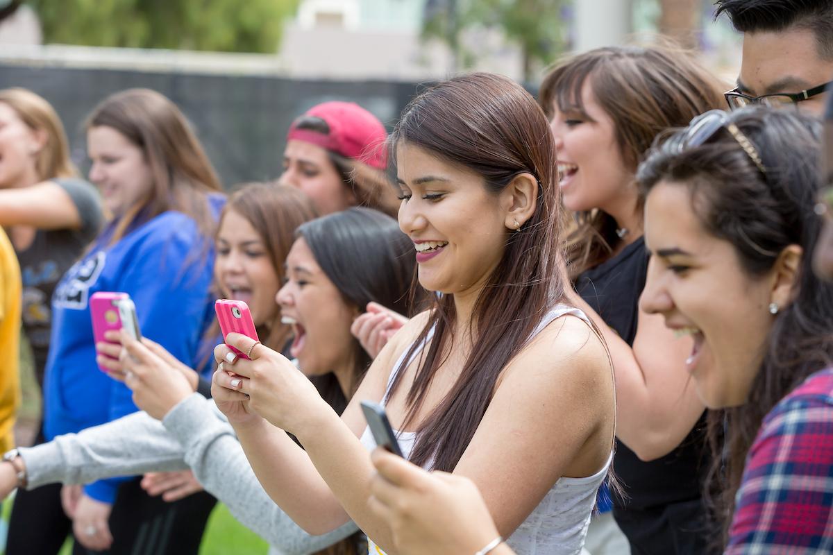 几个学生看起来很兴奋，都在看自己的手机.