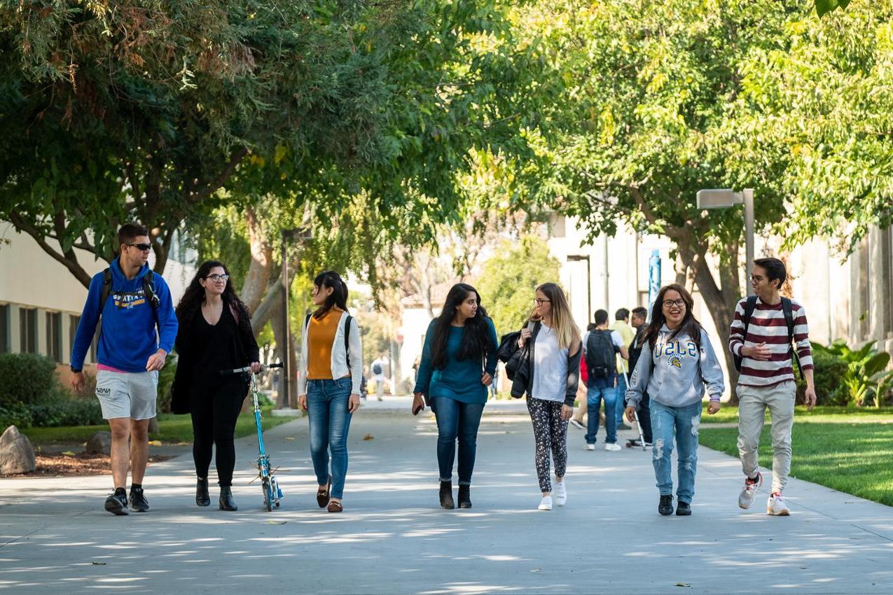 International 学生 walking around campus
