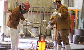 人们在铸造厂工作，做着炽热的工程