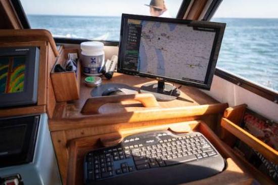 在驶向大海的船上通过电脑屏幕观看. 计算机屏幕绘制海洋数据图